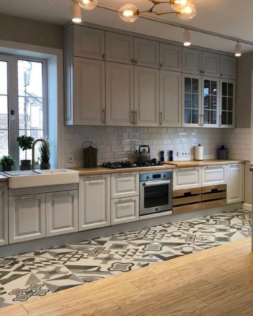 Интерьер радует с первого взгляда - простор, свет, тёплые тона и продуманные детали. 01