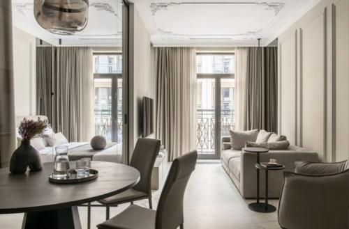 Общий облик дома строится на классической симметрии, которая придаёт зданию благородство, уравновешенность и визуальный порядок. 01