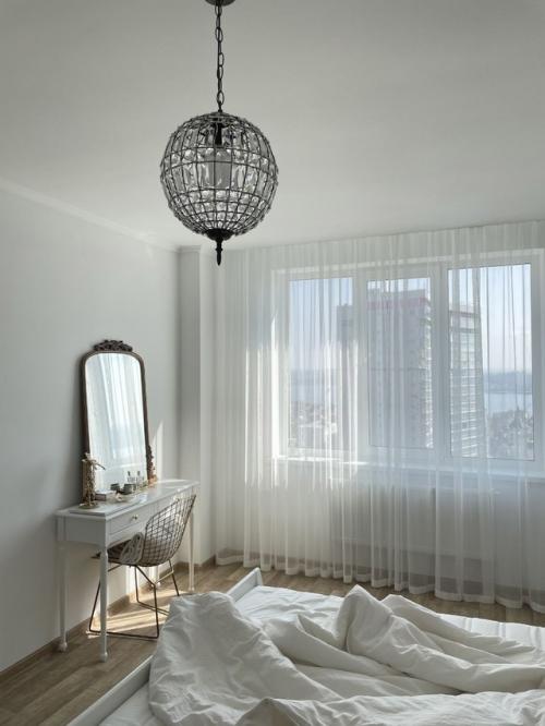 Эта квартира начиналась с типовой отделки от застройщика - голые стены, базовый пол, минимум характера. 03