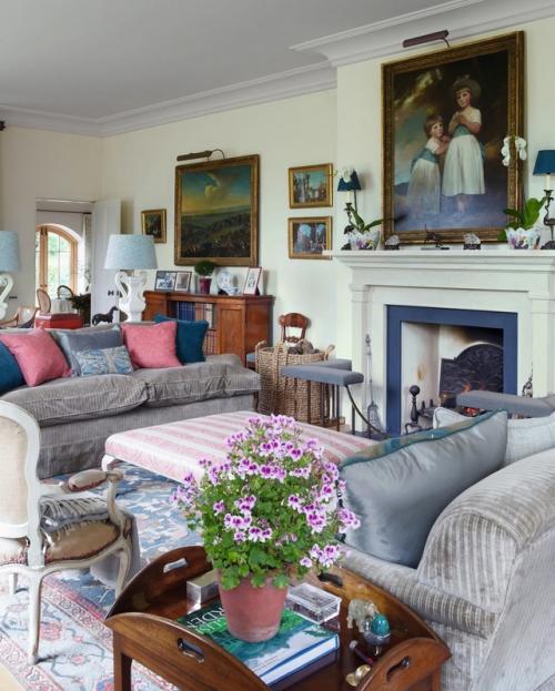 Общий облик дома строится на классической симметрии, которая придаёт зданию благородство, уравновешенность и визуальный порядок. 06