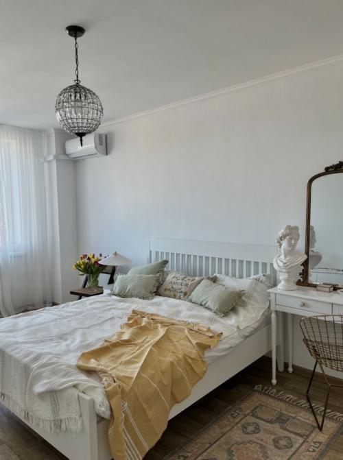 Эта квартира начиналась с типовой отделки от застройщика - голые стены, базовый пол, минимум характера. 06