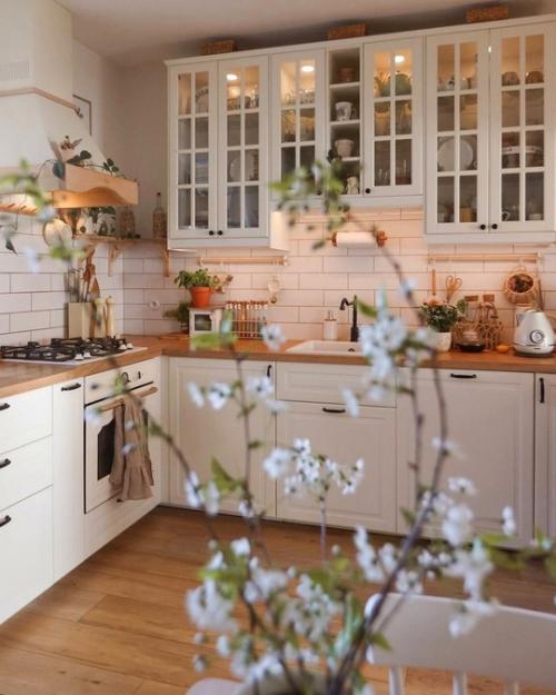 Загородный дом с красивым садом, уютной верандой и живыми цветами в каждой комнате.