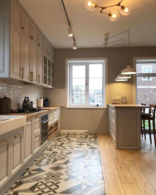 Интерьер радует с первого взгляда - простор, свет, тёплые тона и продуманные детали. 05