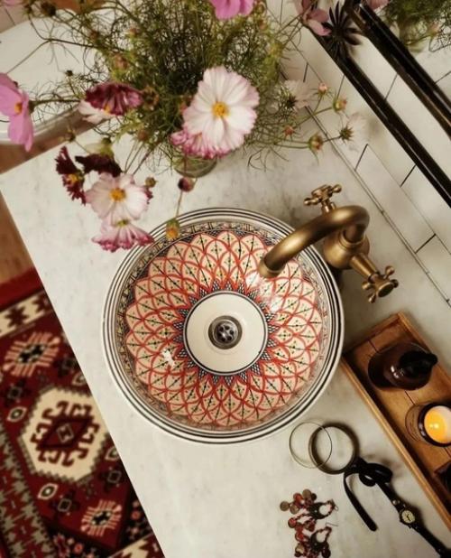 Атмосферный интерьер ванной комнаты на мансардном этаже. 03