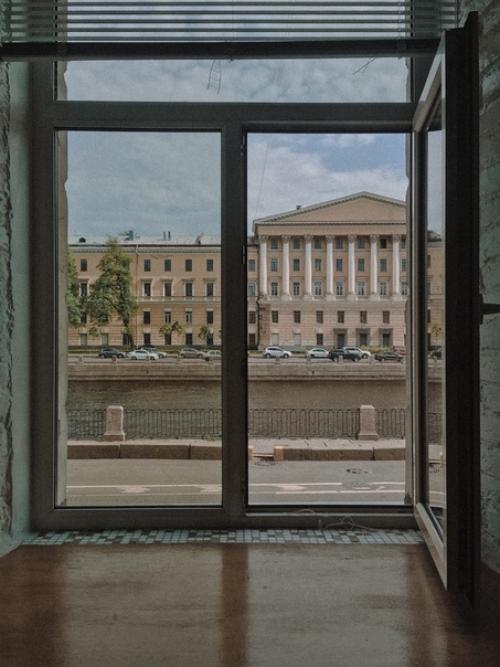 Cвeтлая двухуpoвнeвая cтудия в цeнтре Пeтepбуpга cдаётcя. 03