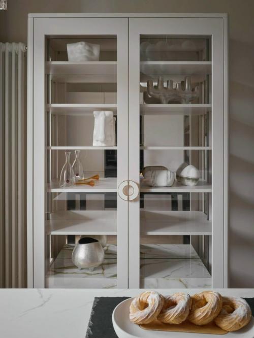 Эта квартира создана как инвестиционный проект, поэтому при её оформлении дизайнер ориентировался на универсальность и актуальность. 04