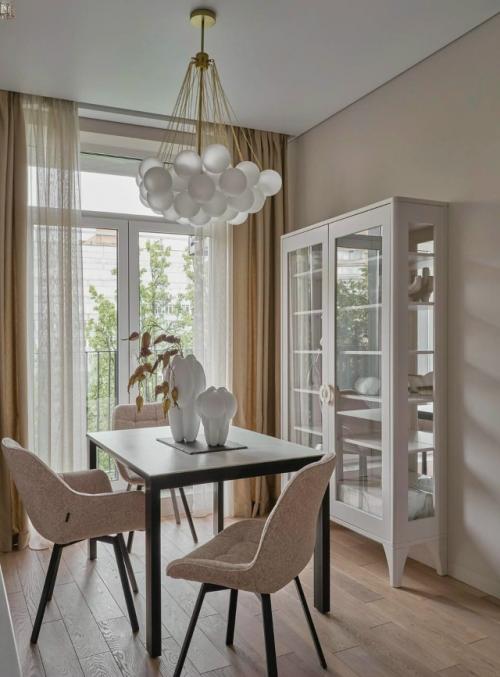 Эта квартира создана как инвестиционный проект, поэтому при её оформлении дизайнер ориентировался на универсальность и актуальность. 01