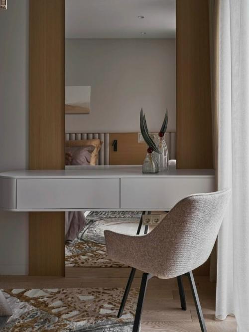 Эта квартира создана как инвестиционный проект, поэтому при её оформлении дизайнер ориентировался на универсальность и актуальность. 02