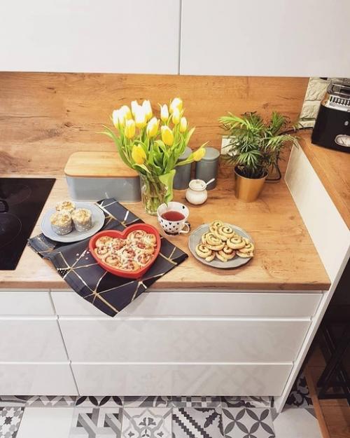 Нам с мужем очень нравится сочетание белого и дерева. 07