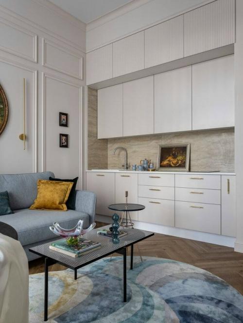 Интерьер задумывался как место отдыха и уюта, где современный комфорт деликатно переплетается с настроением старой усадьбы.  