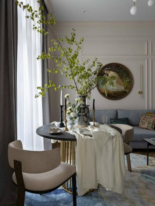 Интерьер задумывался как место отдыха и уюта, где современный комфорт деликатно переплетается с настроением старой усадьбы. 03