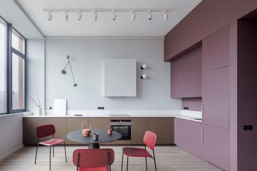 Г - образная кухня решена нестандартно.