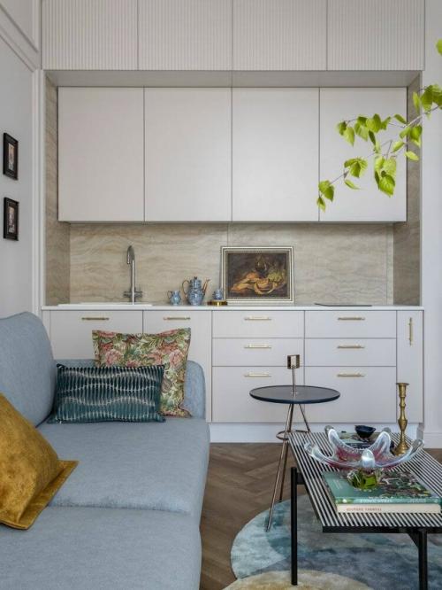 Интерьер задумывался как место отдыха и уюта, где современный комфорт деликатно переплетается с настроением старой усадьбы. 01