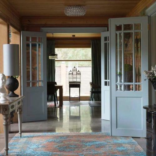 Уникальный интерьер, доминантой которого стало единение с окружающей природой. 01