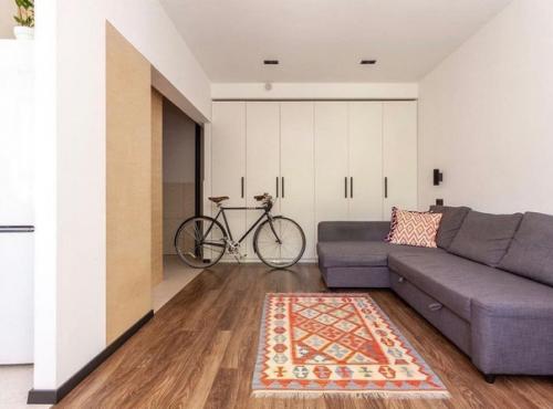 Как показывает опыт дизайнеров, советские типовые квартиры не хуже других годятся, чтобы при помощи интерьера впечатлять жильцов и гостей. 04