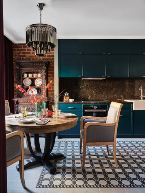 Красивые обои и глубокие оттенки: интерьер, который хочется рассматривать. 05