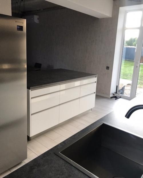 Наша кухня.  Как и хотели без верхних шкафов. 01