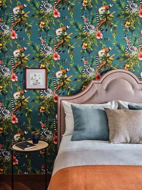 Красивые обои и глубокие оттенки: интерьер, который хочется рассматривать.