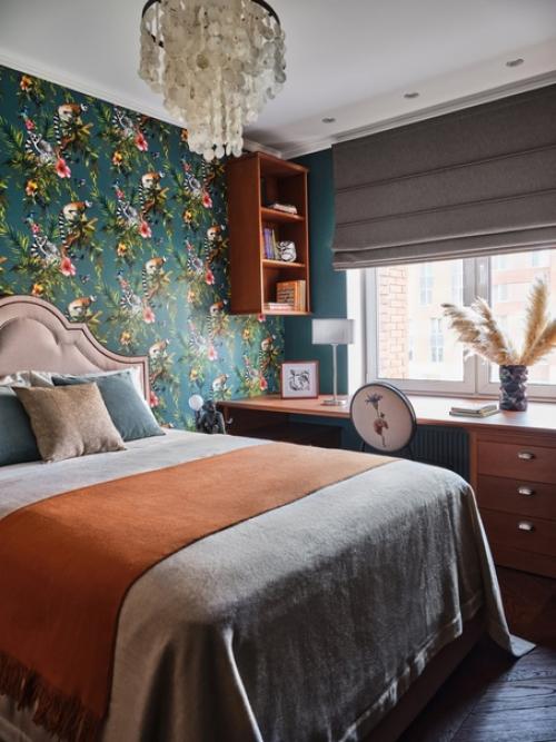 Красивые обои и глубокие оттенки: интерьер, который хочется рассматривать. 06