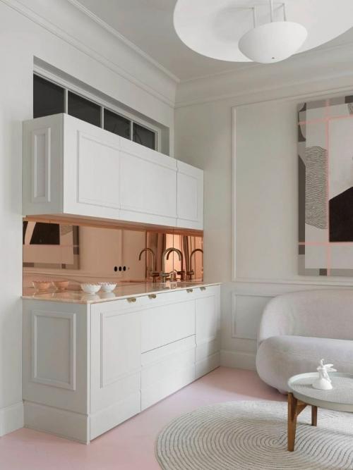 Интерьер создаёт гармоничный баланс между спокойной базой и выразительными цветовыми акцентами. 03