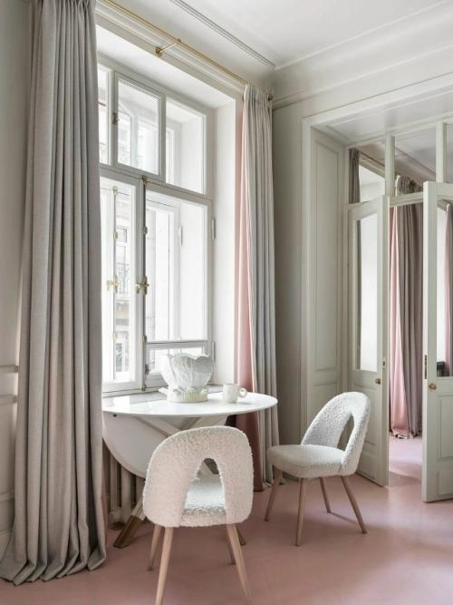 Интерьер создаёт гармоничный баланс между спокойной базой и выразительными цветовыми акцентами. 06