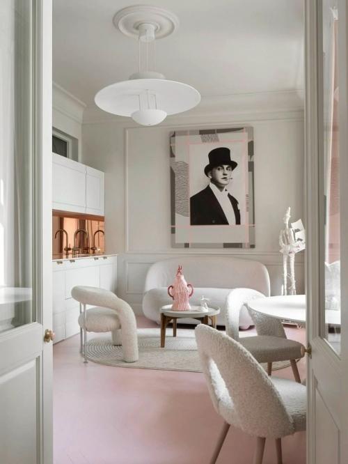 Интерьер создаёт гармоничный баланс между спокойной базой и выразительными цветовыми акцентами. 04