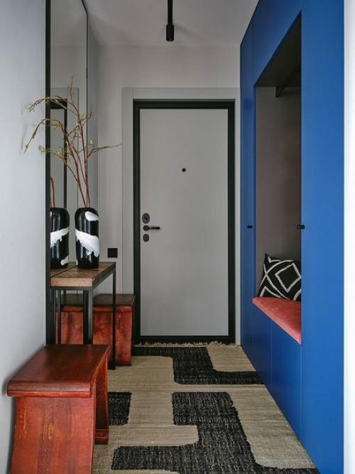 Квартира с яркими акцентами в виде мебели, декора. 03