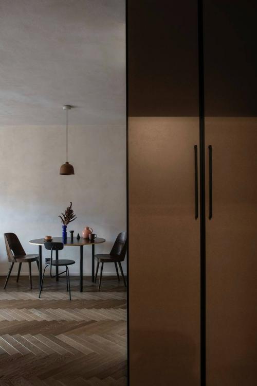 Интерьер этой квартиры словно продолжает историю дома, в котором она находится. 02