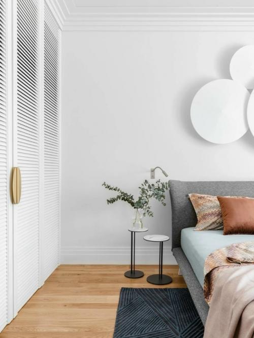 Хозяева этого пространства - настоящие поклонники солнца, моря и лёгкости южного настроения. 04