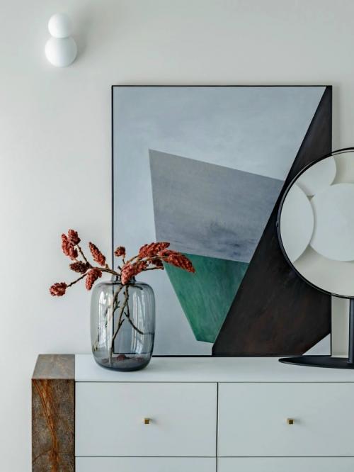 Хозяева этого пространства - настоящие поклонники солнца, моря и лёгкости южного настроения. 03