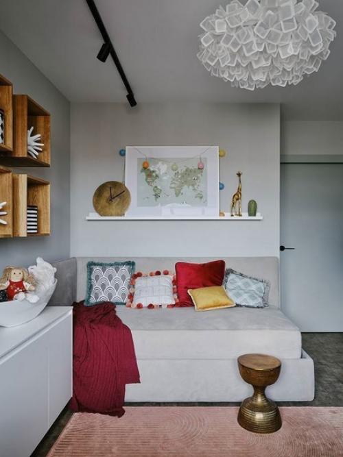 Квартира с яркими акцентами в виде мебели, декора. 01