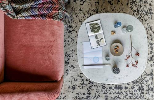 Хозяева этого пространства - настоящие поклонники солнца, моря и лёгкости южного настроения. 06