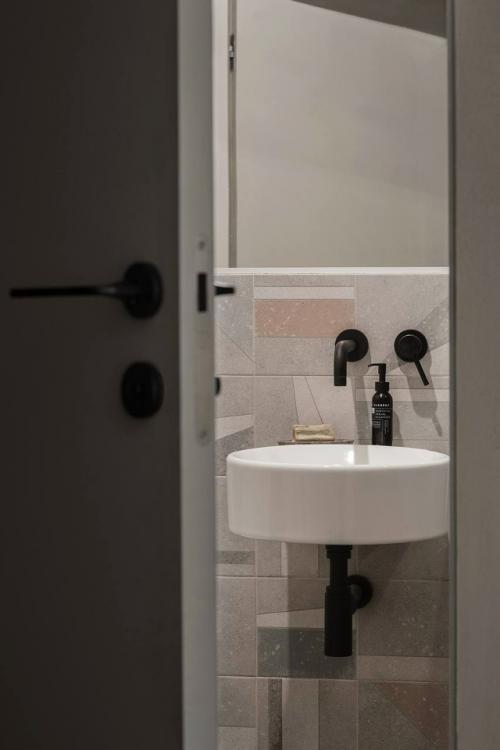 Интерьер этой квартиры словно продолжает историю дома, в котором она находится. 07