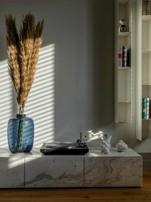 Хозяева этого пространства - настоящие поклонники солнца, моря и лёгкости южного настроения. 02