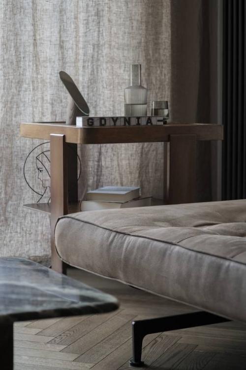 Интерьер этой квартиры словно продолжает историю дома, в котором она находится. 06