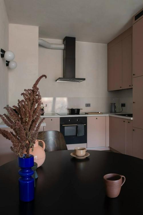 Интерьер этой квартиры словно продолжает историю дома, в котором она находится. 01