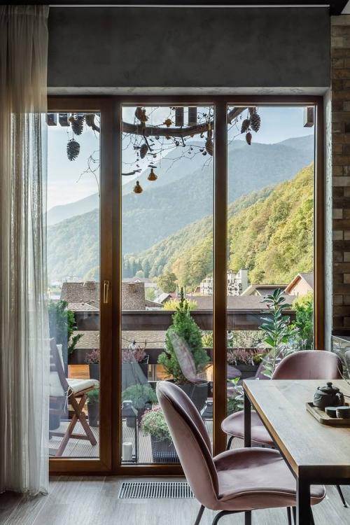 Дизайнер смогла раскрыть потенциал небольшой площади и вдохновиться преимуществами расположения дома. 01