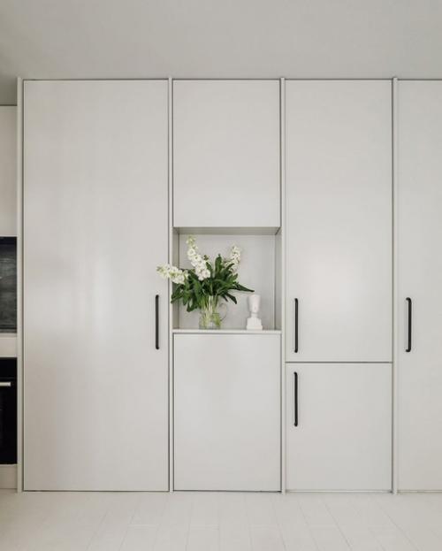 Минималистичный дизайн с безупречным вниманием к деталям при ограниченном пространстве и бюджете. 04