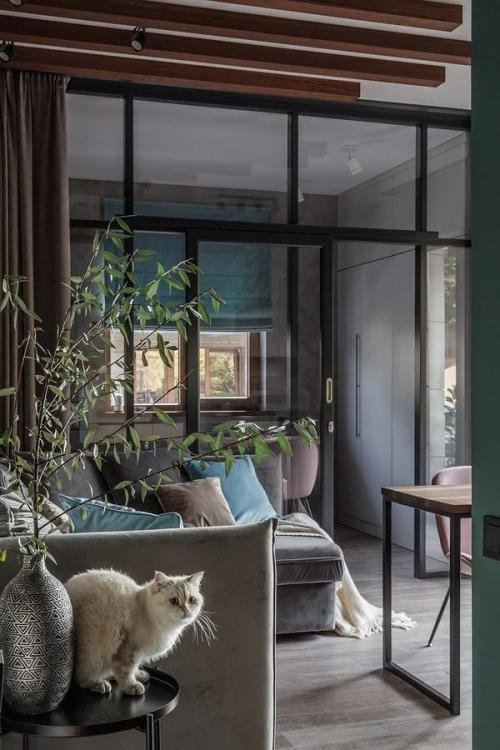 Дизайнер смогла раскрыть потенциал небольшой площади и вдохновиться преимуществами расположения дома. 08