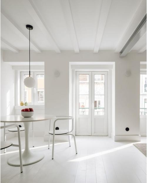 Минималистичный дизайн с безупречным вниманием к деталям при ограниченном пространстве и бюджете. 03