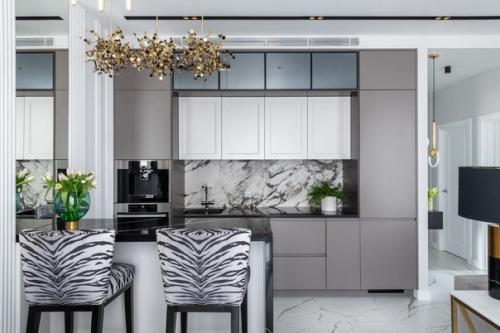 Броский интерьер квартиры с зеркалами и золотым декором. 03