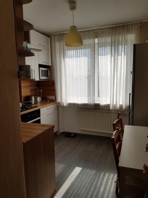 Супер маленькая кухня, снесли стену с дверным проемом, чтобы расширить пространство. 01