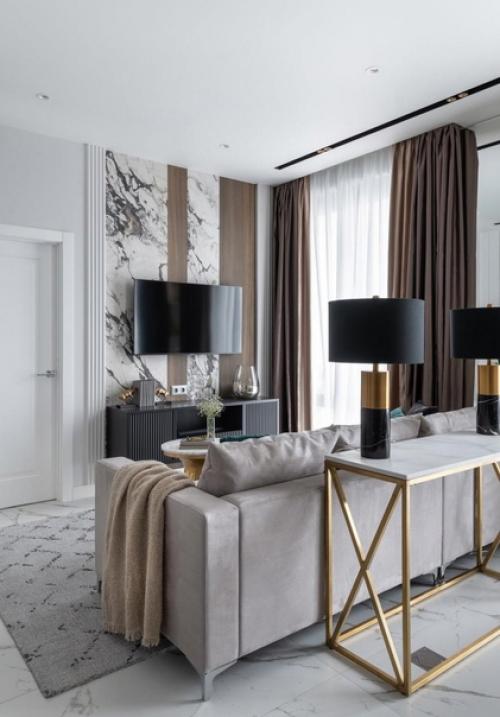 Броский интерьер квартиры с зеркалами и золотым декором. 01