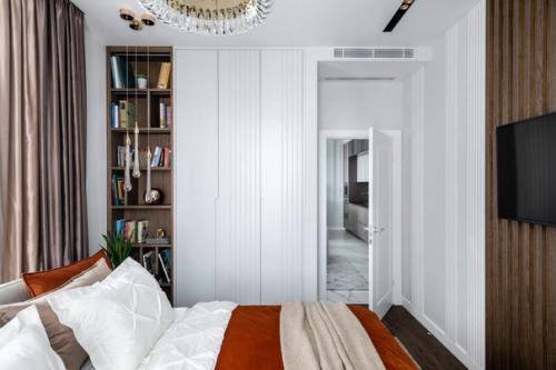 Броский интерьер квартиры с зеркалами и золотым декором. 06