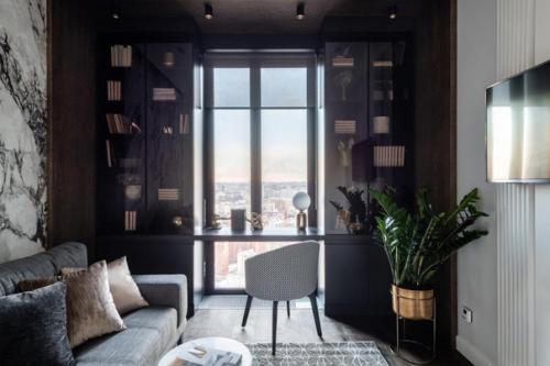 Броский интерьер квартиры с зеркалами и золотым декором. 04