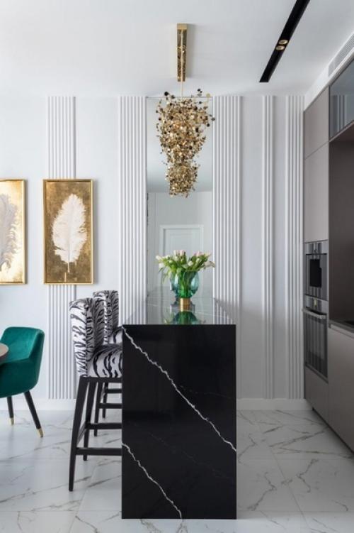 Броский интерьер квартиры с зеркалами и золотым декором. 02