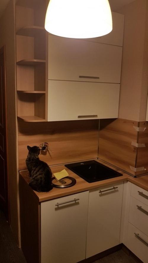 Супер маленькая кухня, снесли стену с дверным проемом, чтобы расширить пространство. 03