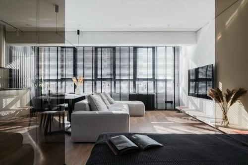 Изначально это была однокомнатная квартира, но пространство решили переосмыслить и превратить в полноценную студию. 01