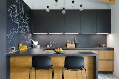 Тёмная кухня может выглядеть не только стильно и эффектно, но и по-настоящему уютно - если подойти к оформлению осознанно и продуманно. 01