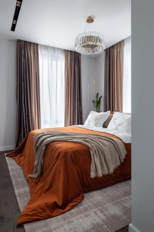 Броский интерьер квартиры с зеркалами и золотым декором. 05